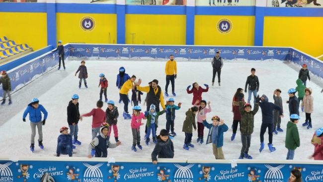 Sömestir hediyesi köy çocuklarının yüzünü güldürdü